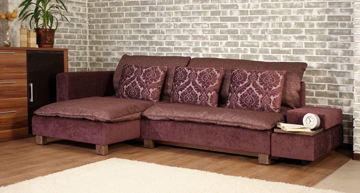 диван с мягкими подушками на сиденье