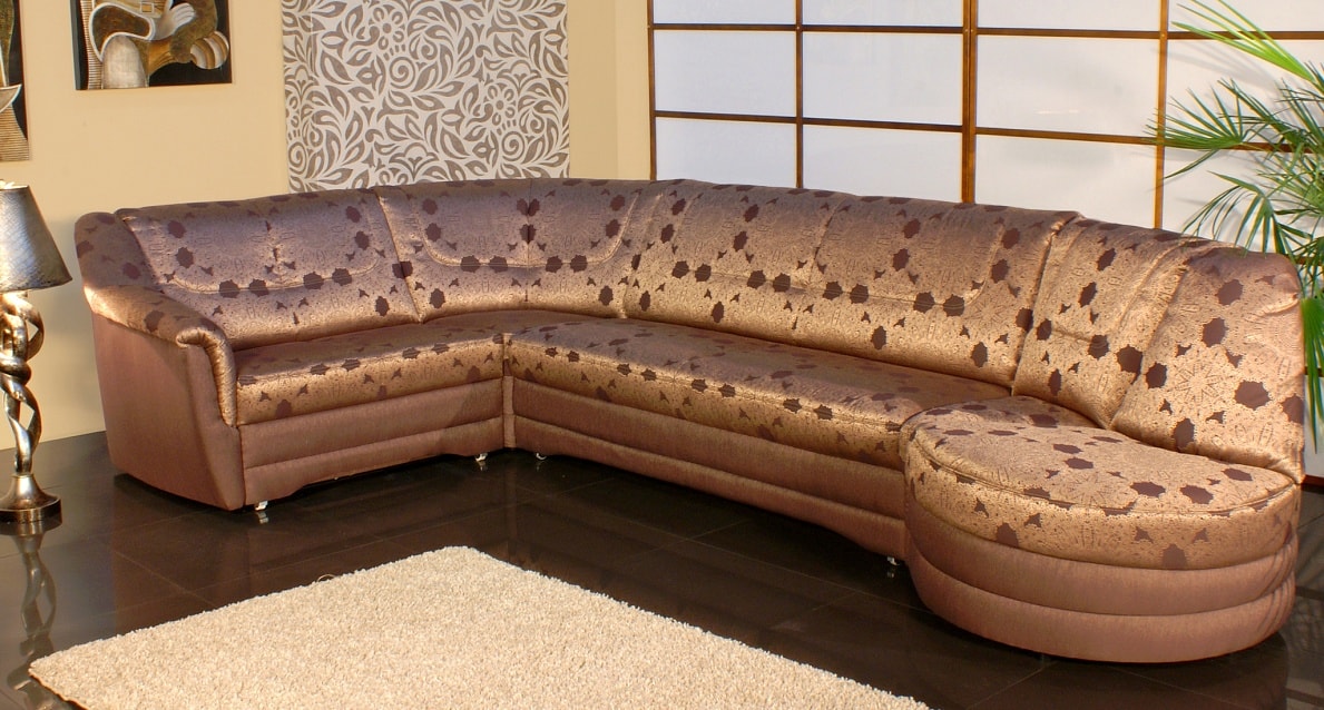 диван в стиле модерн в интерьере